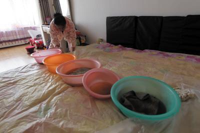 文昌楼上漏水，住户失联，小区没物管，业主维权难！律师来支招……